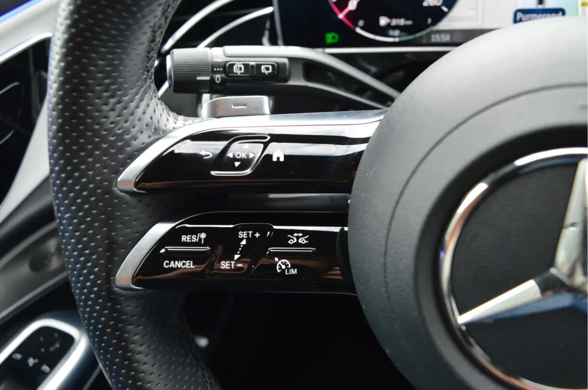 300 e AMG Line | PANO | SUPERSCREEN | BURMESTER | ACC | HUD |