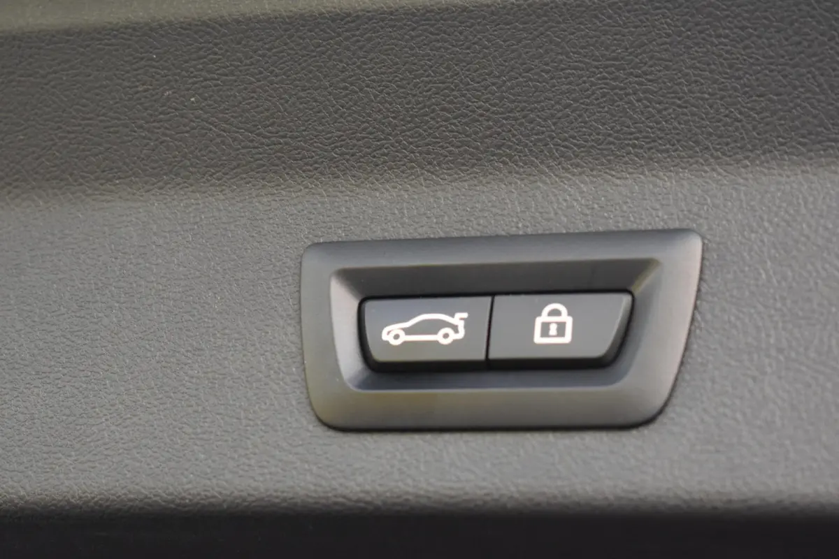 M40i xDrive High Executive Pano HUD Lane Camera Keyless HK