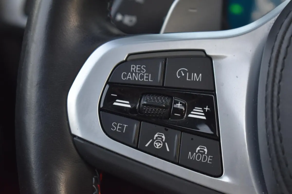 M40i xDrive High Executive Pano HUD Lane Camera Keyless HK
