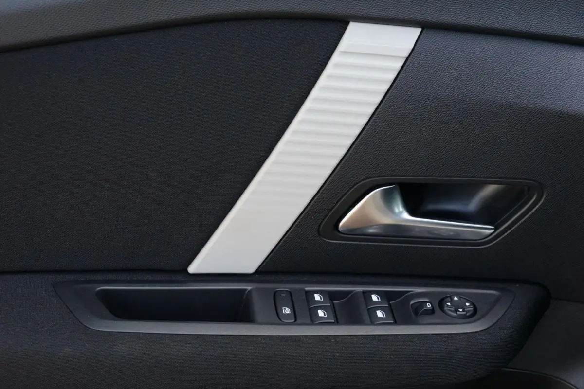 1.2 Puretech Feel, NL, CarPlay, PDC, clima, cruise
