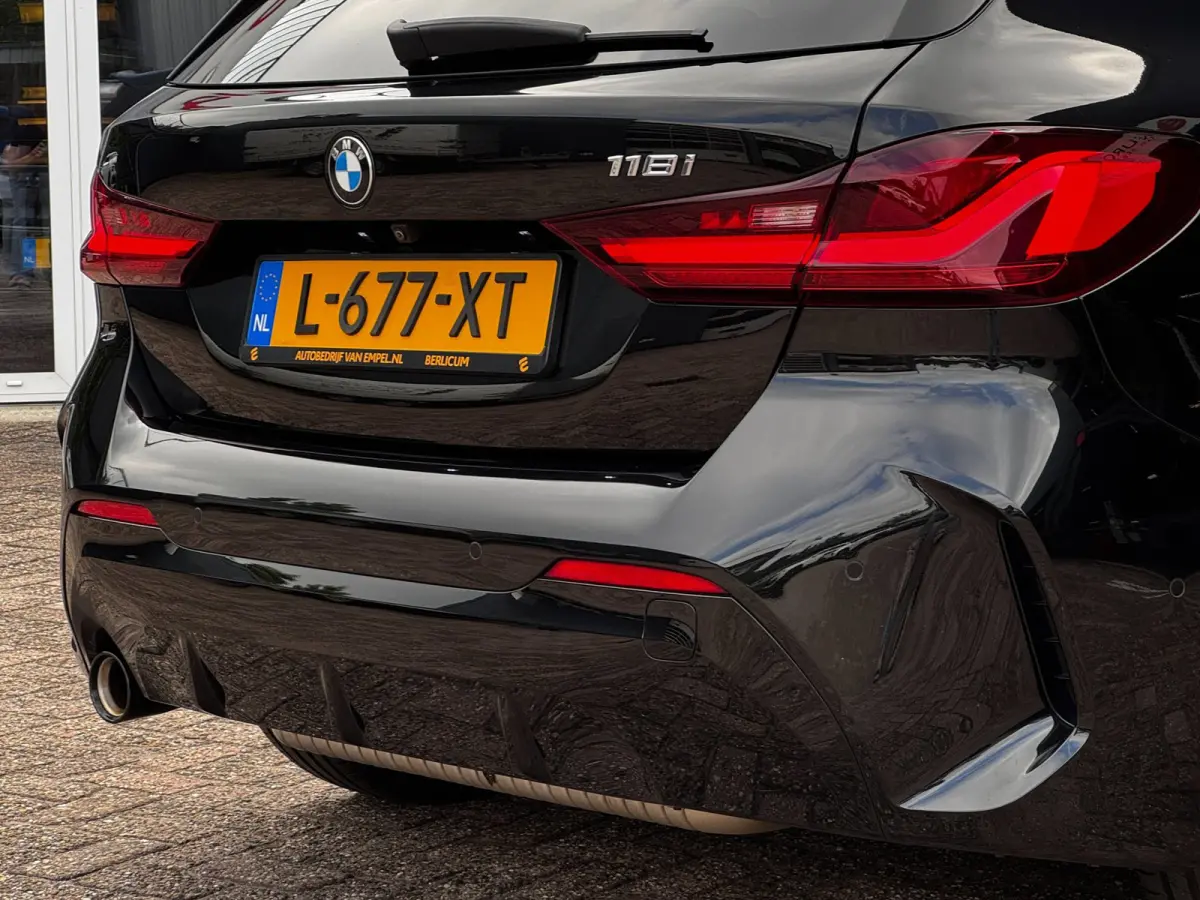 118i M-Sport | Pano | NL-Auto | Leder + Sportstoelen | Camera | Stoelverwarming