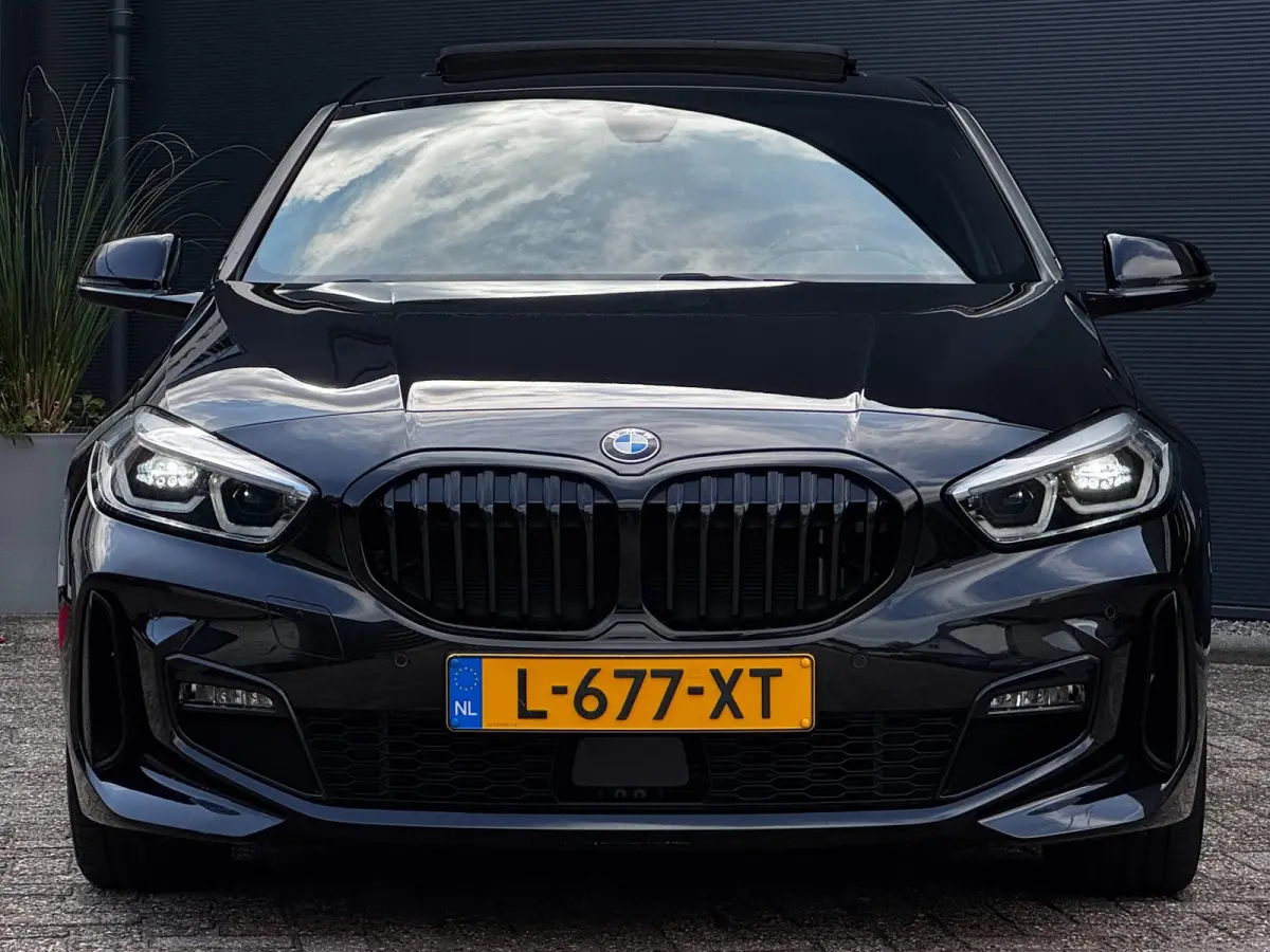 118i M-Sport | Pano | NL-Auto | Leder + Sportstoelen | Camera | Stoelverwarming