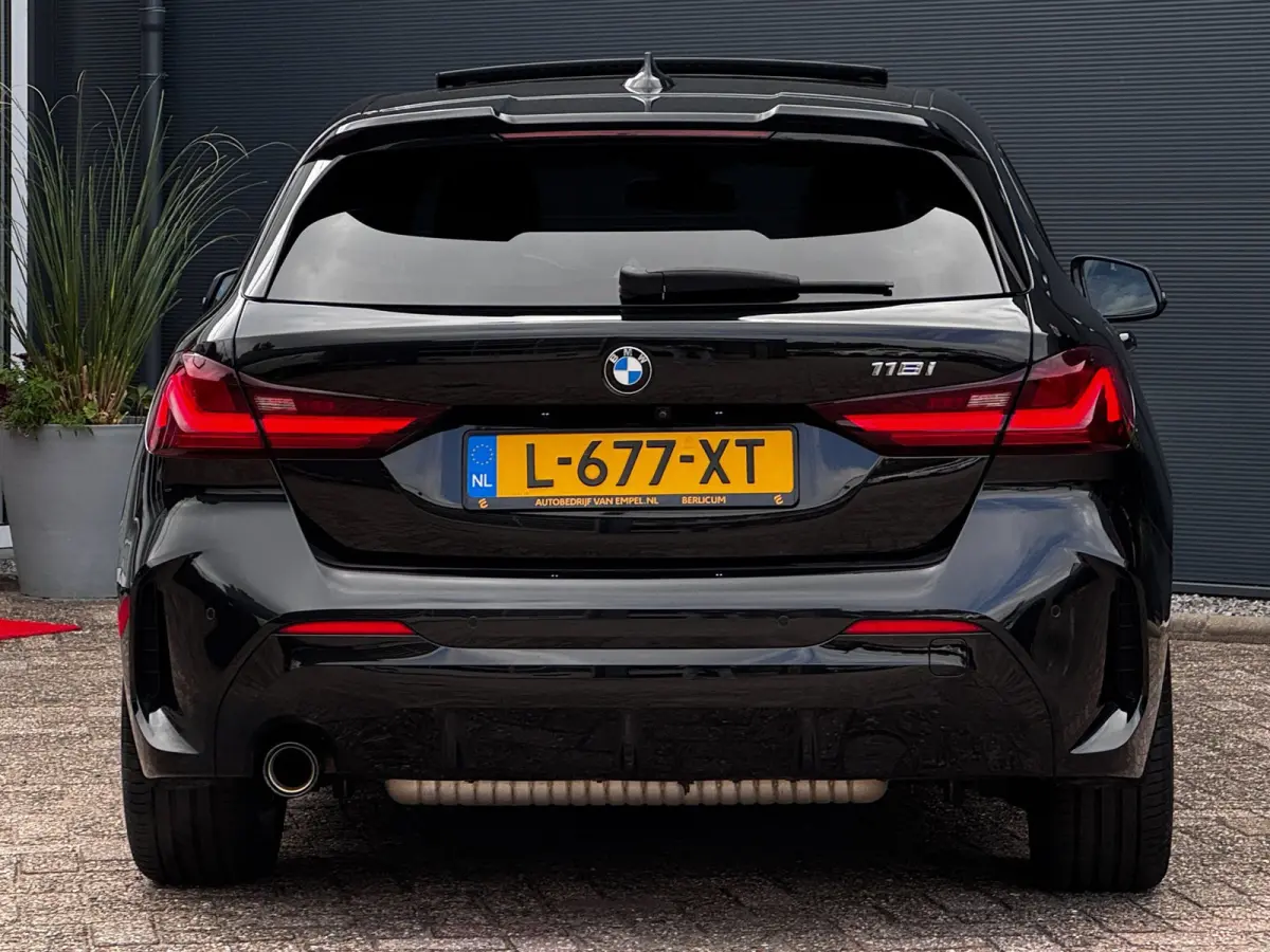 118i M-Sport | Pano | NL-Auto | Leder + Sportstoelen | Camera | Stoelverwarming