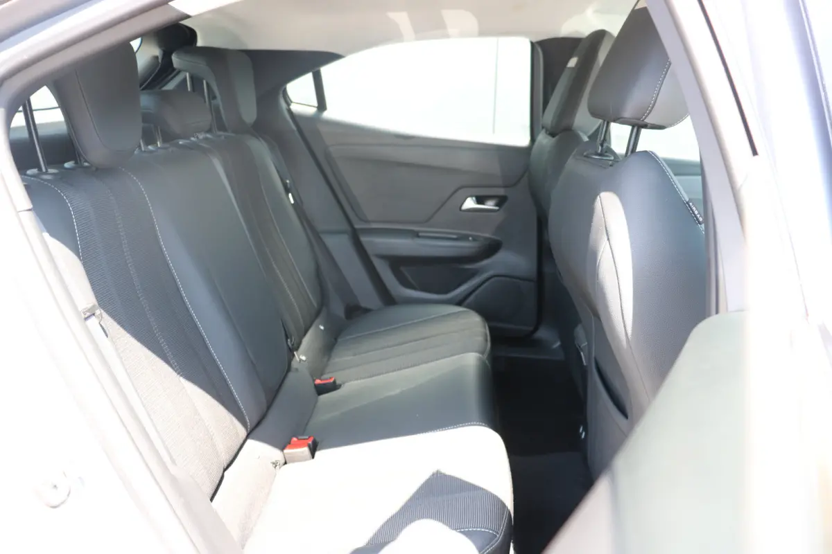 1.2 Business Elegance | Navi | Camera | All season banden | Apple Carplay/Android | Stuurwiel verwarmd |