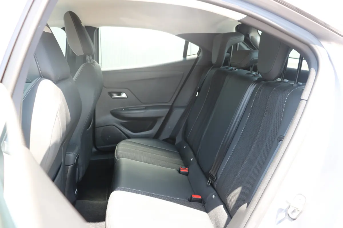 1.2 Business Elegance | Navi | Camera | All season banden | Apple Carplay/Android | Stuurwiel verwarmd |