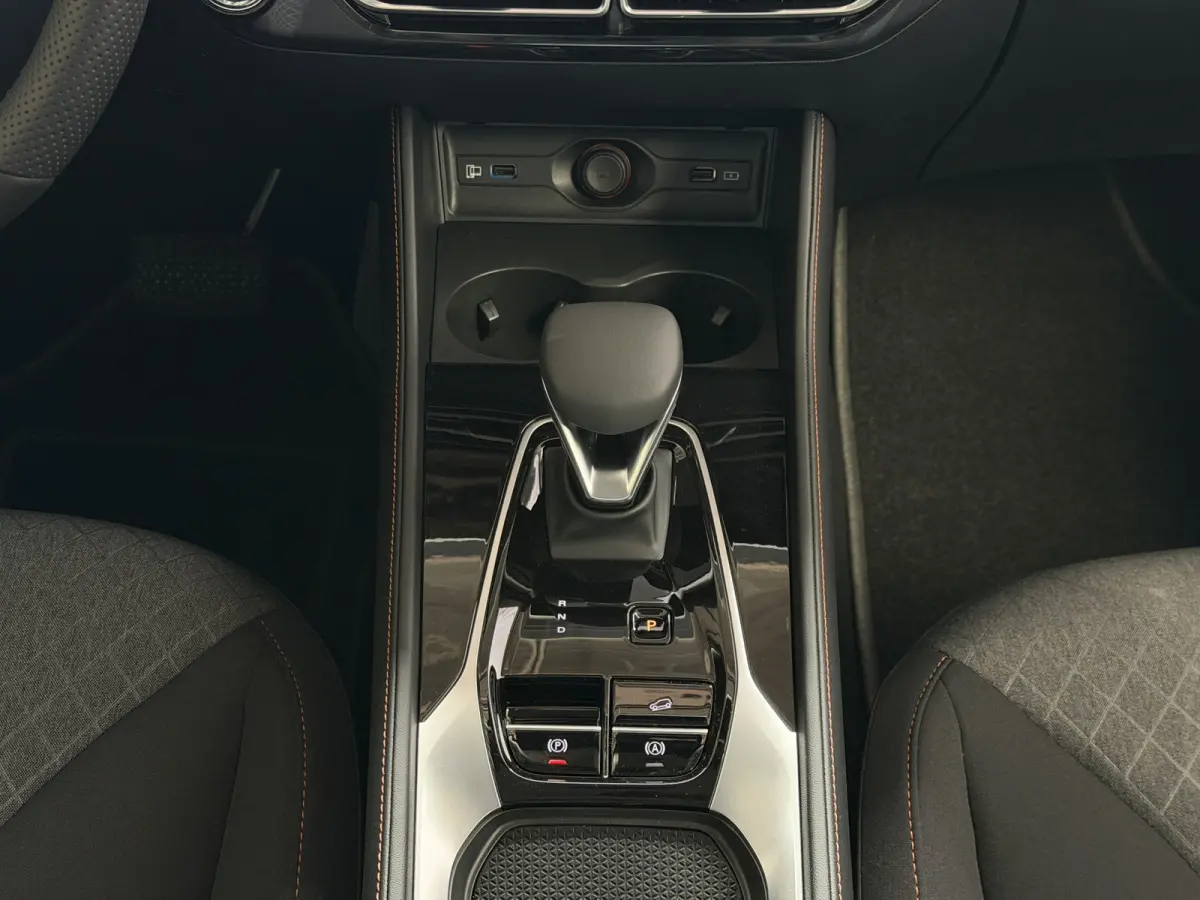 1.5 272PK 100KM ELEKTRISCH RIJDEN EN 900KM OP BENZINE ELEK/STOEL/KLEP CAMERA 19'LMV plug-in hybride