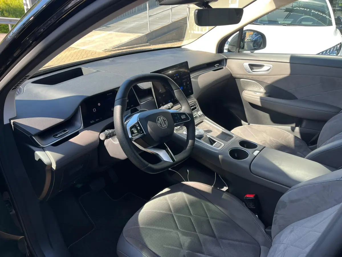 Luxury 4WD 77 kWh | 360 Camera | Led koplampen | CarPlay | Panoramadak | Stoel+ Stuurverwarming | Stoelventilatie |