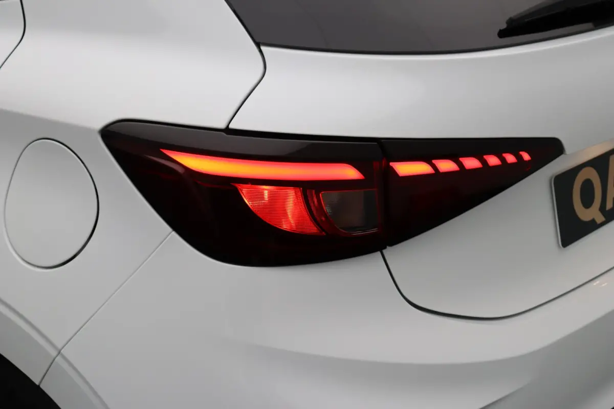 1.5 Luxury | Bi-Tone | Apple Carplay & Android Auto | Rondomzicht Camera | Stoel en Stuurwielverwarming |