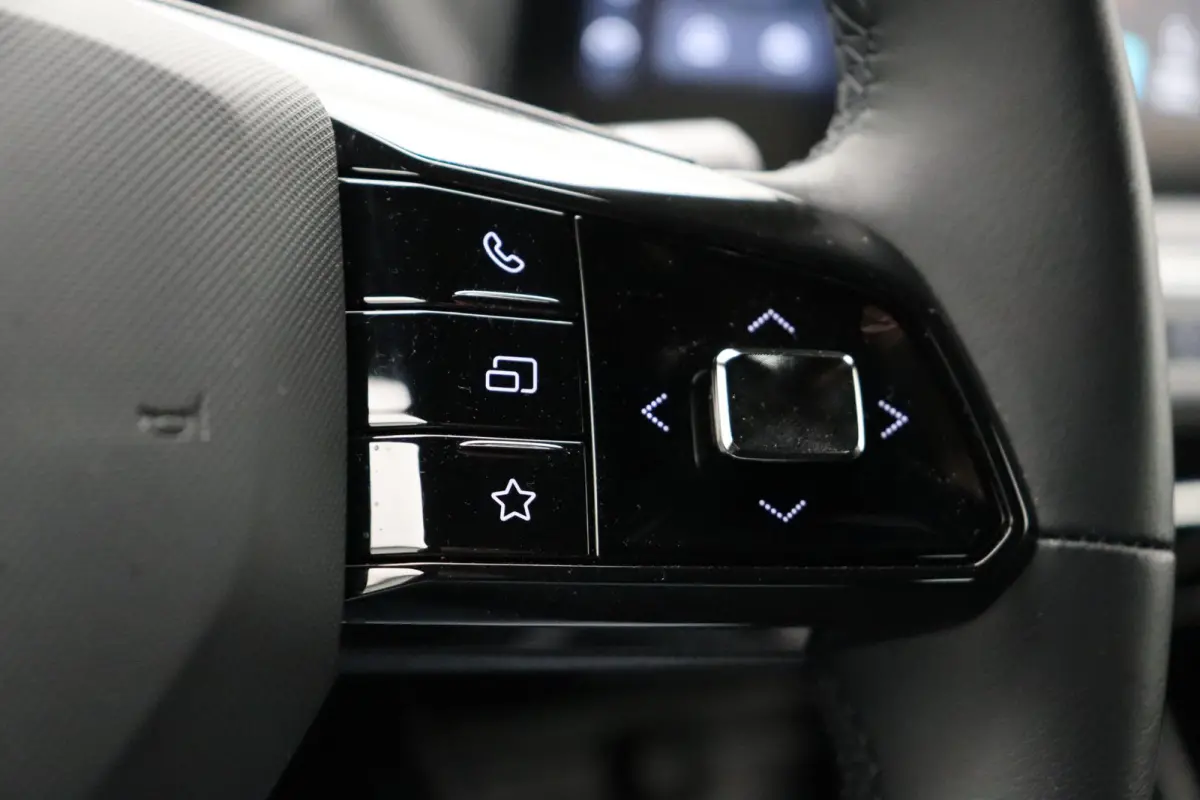 1.5 Luxury | Bi-Tone | Apple Carplay & Android Auto | Rondomzicht Camera | Stoel en Stuurwielverwarming |