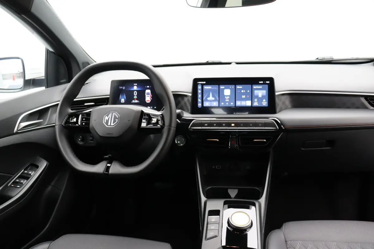 1.5 Luxury | Bi-Tone | Apple Carplay & Android Auto | Rondomzicht Camera | Stoel en Stuurwielverwarming |