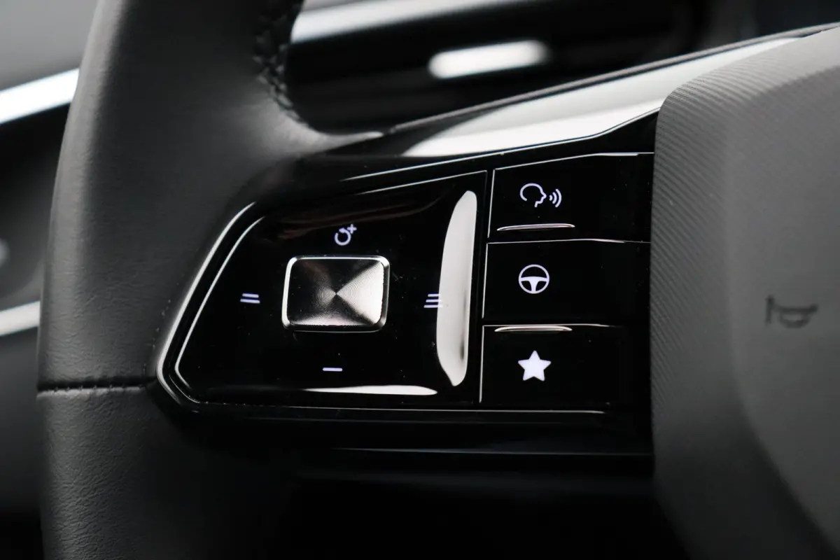 1.5 Luxury | Bi-Tone | Apple Carplay & Android Auto | Rondomzicht Camera | Stoel en Stuurwielverwarming |