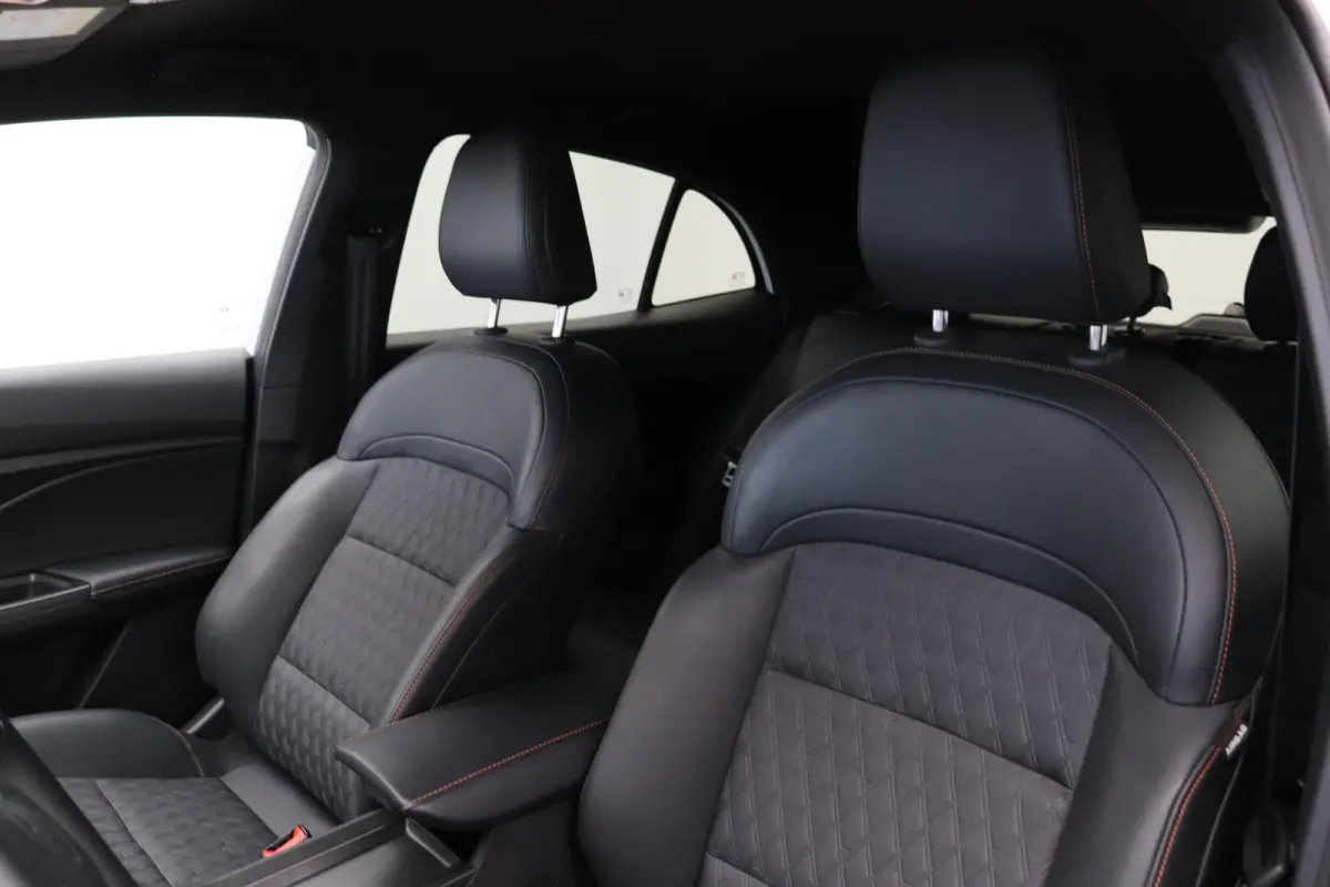 1.5 Luxury | Bi-Tone | Apple Carplay & Android Auto | Rondomzicht Camera | Stoel en Stuurwielverwarming |