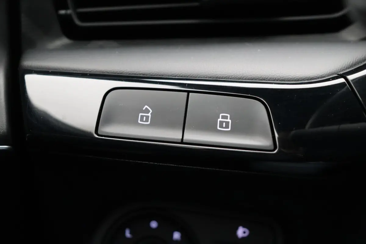 1.5 Luxury | Bi-Tone | Apple Carplay & Android Auto | Rondomzicht Camera | Stoel en Stuurwielverwarming |