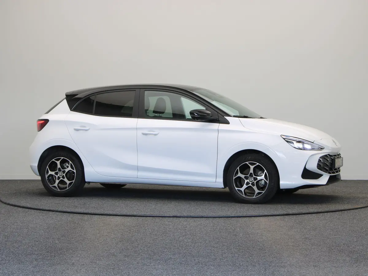 1.5 Luxury | Bi-Tone | Apple Carplay & Android Auto | Rondomzicht Camera | Stoel en Stuurwielverwarming |