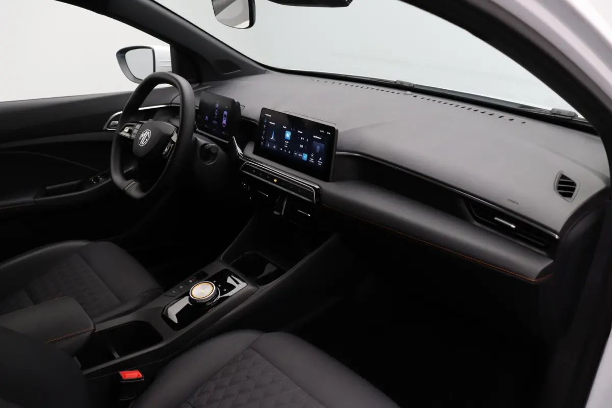 1.5 Luxury | Bi-Tone | Apple Carplay & Android Auto | Rondomzicht Camera | Stoel en Stuurwielverwarming |