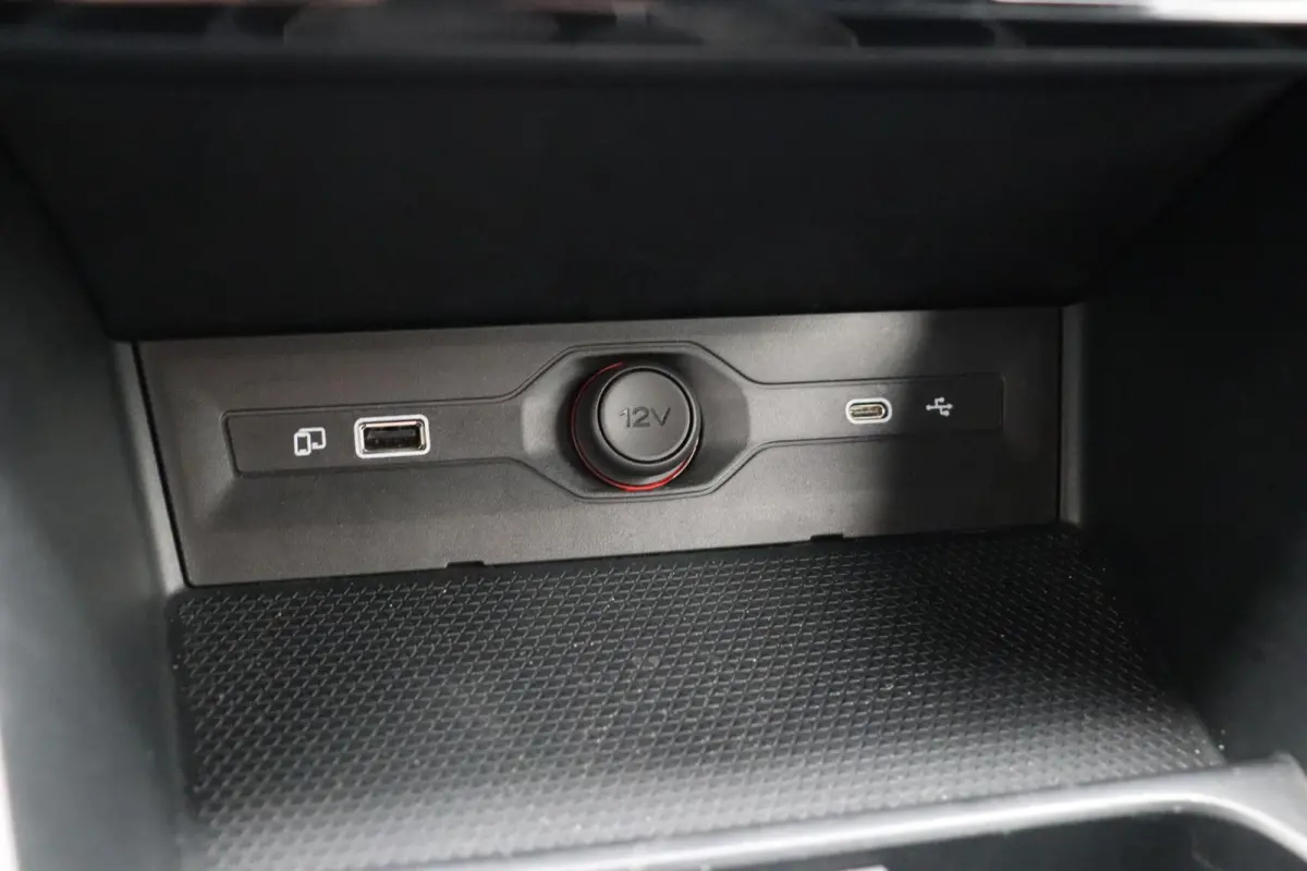 1.5 Luxury | Bi-Tone | Apple Carplay & Android Auto | Rondomzicht Camera | Stoel en Stuurwielverwarming |