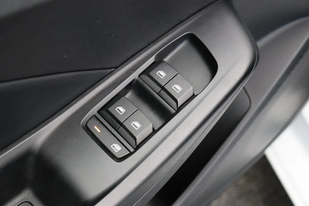 1.5 Luxury | Bi-Tone | Apple Carplay & Android Auto | Rondomzicht Camera | Stoel en Stuurwielverwarming |