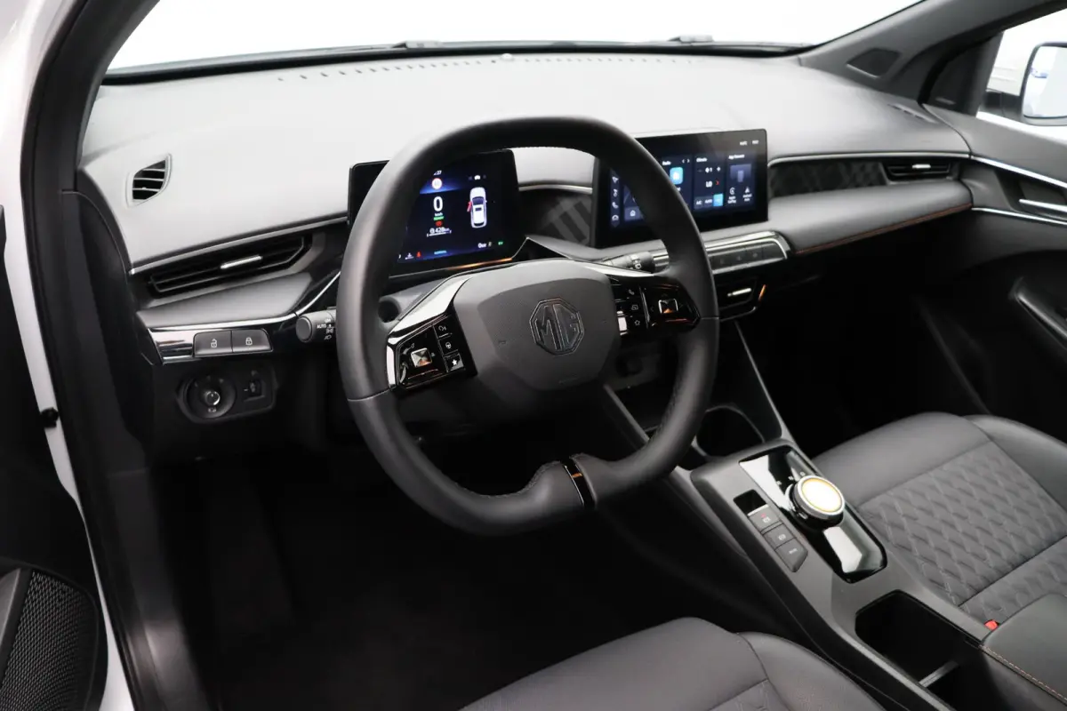 1.5 Luxury | Bi-Tone | Apple Carplay & Android Auto | Rondomzicht Camera | Stoel en Stuurwielverwarming |