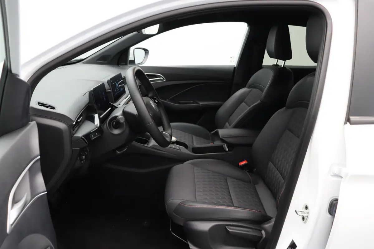 1.5 Luxury | Bi-Tone | Apple Carplay & Android Auto | Rondomzicht Camera | Stoel en Stuurwielverwarming |