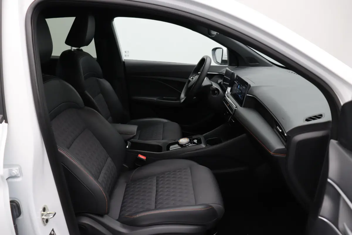 1.5 Luxury | Bi-Tone | Apple Carplay & Android Auto | Rondomzicht Camera | Stoel en Stuurwielverwarming |