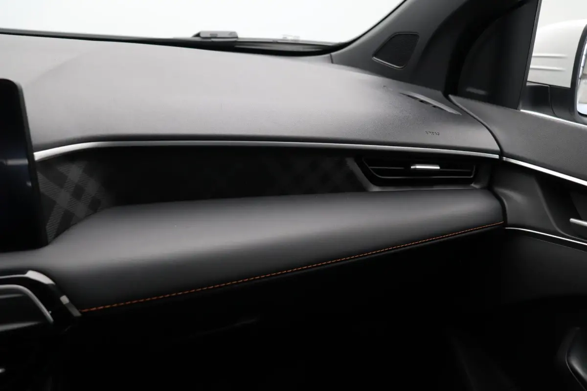 1.5 Luxury | Bi-Tone | Apple Carplay & Android Auto | Rondomzicht Camera | Stoel en Stuurwielverwarming |
