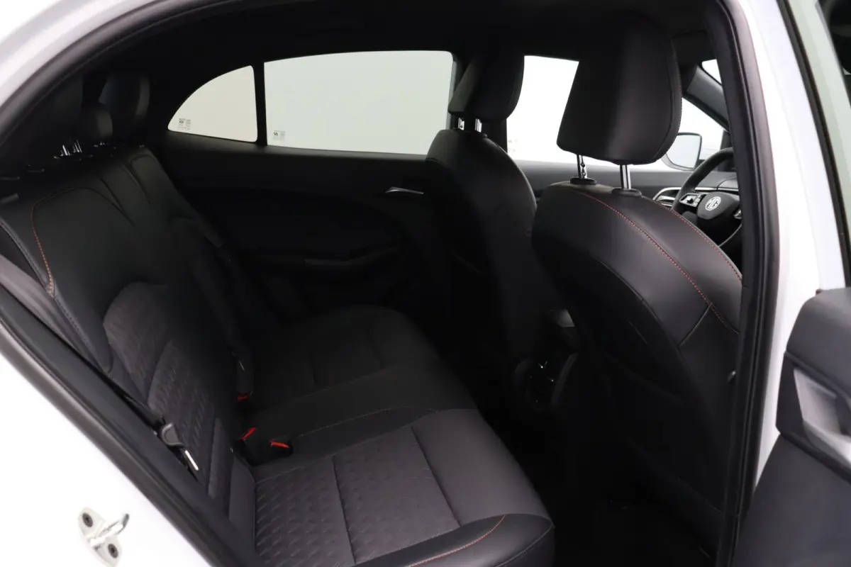 1.5 Luxury | Bi-Tone | Apple Carplay & Android Auto | Rondomzicht Camera | Stoel en Stuurwielverwarming |