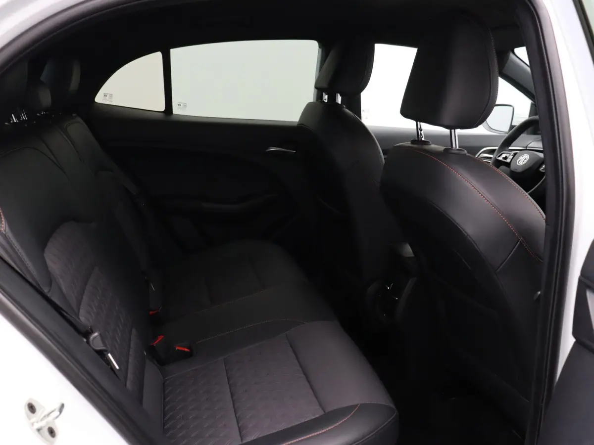 1.5 Luxury | Apple Carplay & Android Auto | Rondomzicht Camera | Stoel en Stuurwielverwarming |
