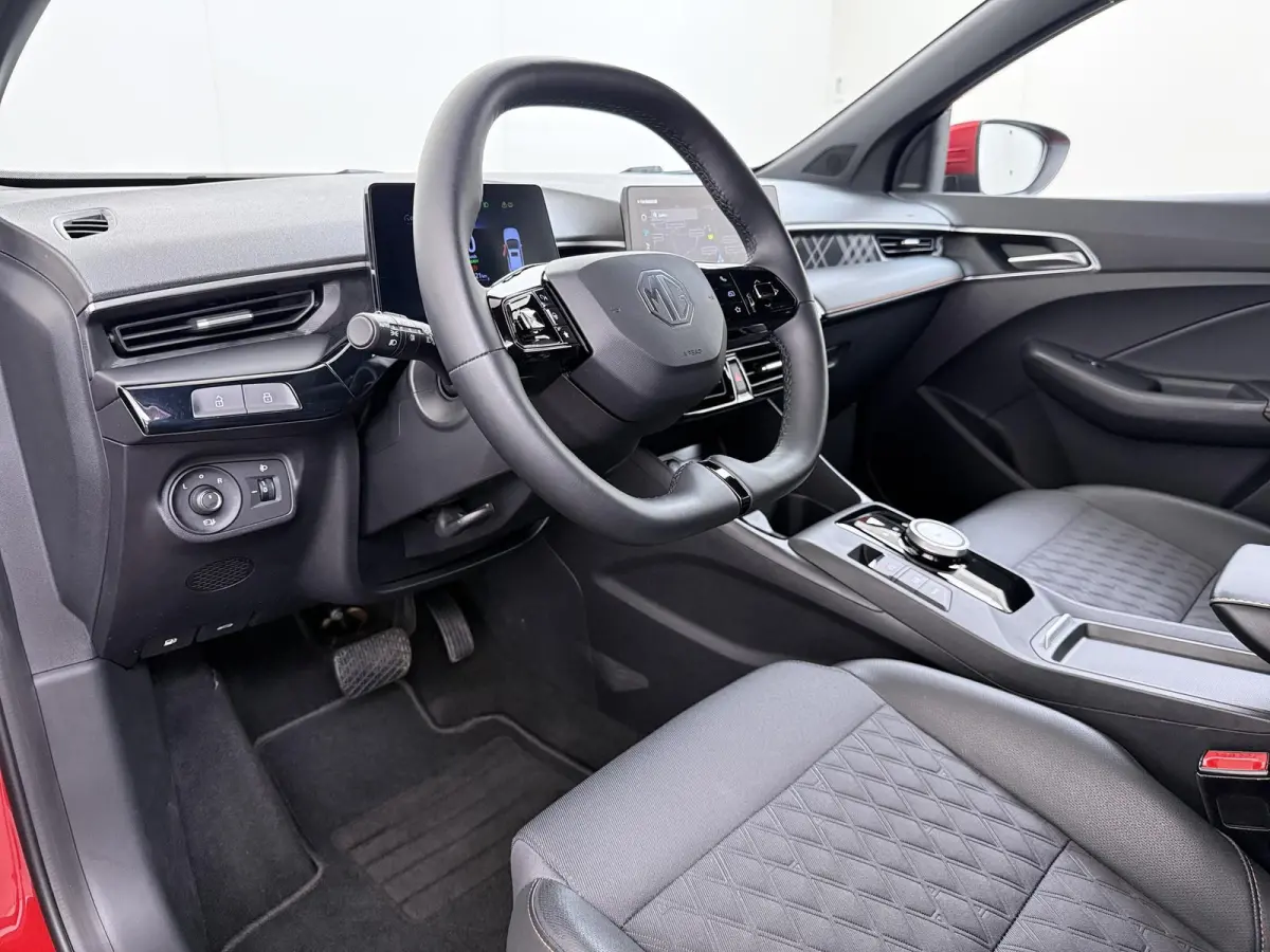 1.5 Hybrid+ Luxury VAN:22.900,- VOOR:19.877,- UW HERFSTVOORDEEL:3.023,- ONDERHOUD GEHAD BIJ DEALER, DIRECT LEVERBAAR | 7 JAAR MG FABRIEKS GARANTIE TM 02-2032 | STOEL + STUURVERWARMING | 360 