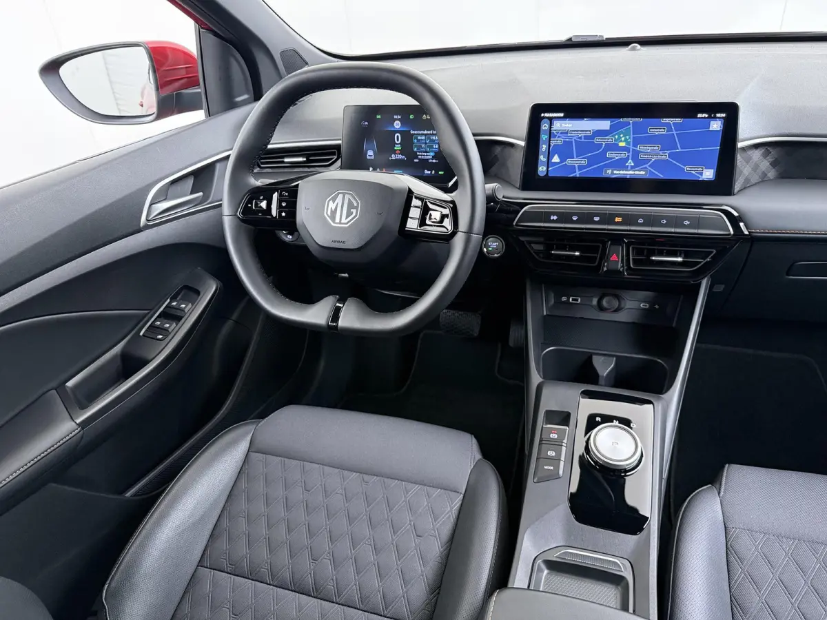 1.5 Hybrid+ Luxury VAN:22.900,- VOOR:19.877,- UW HERFSTVOORDEEL:3.023,- ONDERHOUD GEHAD BIJ DEALER, DIRECT LEVERBAAR | 7 JAAR MG FABRIEKS GARANTIE TM 02-2032 | STOEL + STUURVERWARMING | 360 