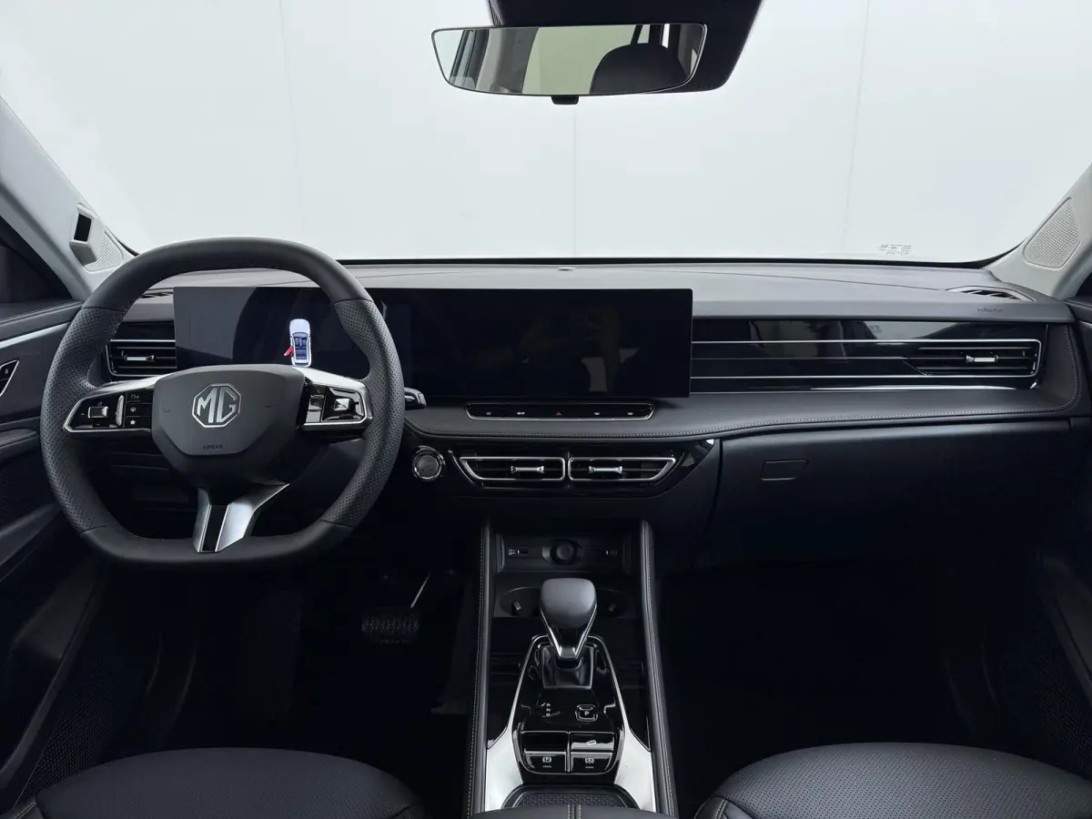 1.5 TGDI Luxury VAN: 39.900,- VOOR: 33.330,- UW HERFSTVOORDEEL: 6.570,- PLUG-IN HYBRIDE | 272PK NIEUWE AUTO | >1.000 KM TOTAAL BEREIK | 1E REGISTRATIE 03-2026 | 360° CAMERA | ELEKTRISCHE AC