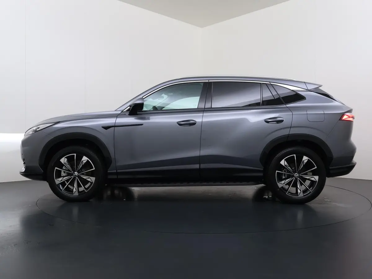 1.5 TGDI Luxury VAN: 39.900,- VOOR: 33.330,- UW HERFSTVOORDEEL: 6.570,- PLUG-IN HYBRIDE | 272PK NIEUWE AUTO | >1.000 KM TOTAAL BEREIK | 1E REGISTRATIE 03-2026 | 360° CAMERA | ELEKTRISCHE AC