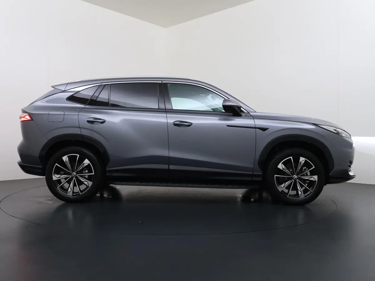 1.5 TGDI Luxury VAN: 39.900,- VOOR: 33.330,- UW HERFSTVOORDEEL: 6.570,- PLUG-IN HYBRIDE | 272PK NIEUWE AUTO | >1.000 KM TOTAAL BEREIK | 1E REGISTRATIE 03-2026 | 360° CAMERA | ELEKTRISCHE AC