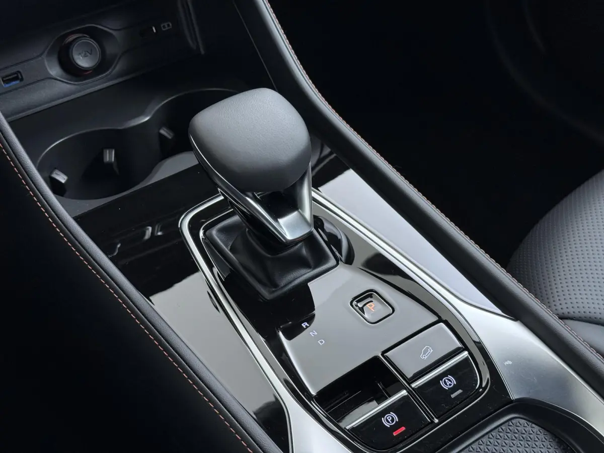 1.5 TGDI Luxury VAN: 39.900,- VOOR: 33.330,- UW HERFSTVOORDEEL: 6.570,- PLUG-IN HYBRIDE | 272PK NIEUWE AUTO | >1.000 KM TOTAAL BEREIK | 1E REGISTRATIE 03-2026 | 360° CAMERA | ELEKTRISCHE AC