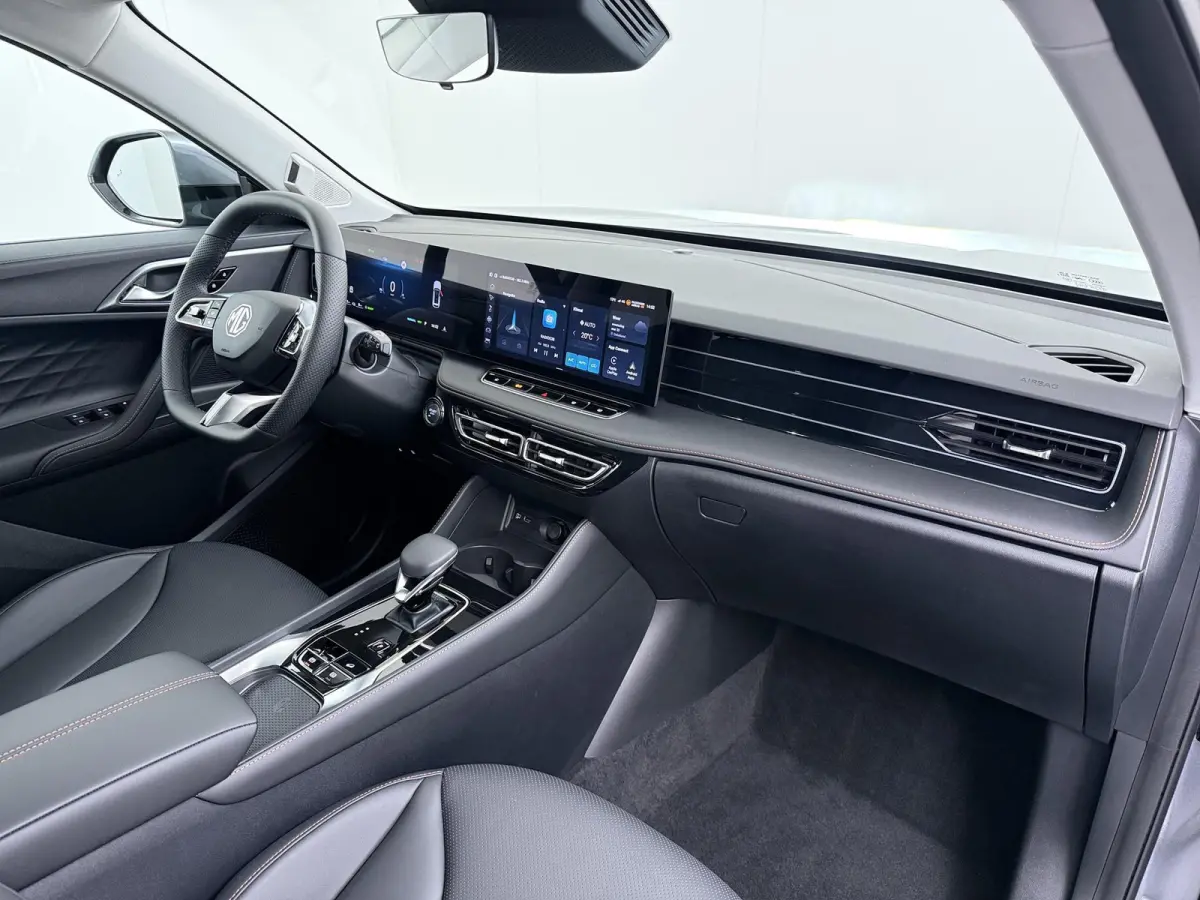 1.5 TGDI Luxury VAN: 39.900,- VOOR: 33.330,- UW HERFSTVOORDEEL: 6.570,- PLUG-IN HYBRIDE | 272PK NIEUWE AUTO | >1.000 KM TOTAAL BEREIK | 1E REGISTRATIE 03-2026 | 360° CAMERA | ELEKTRISCHE AC