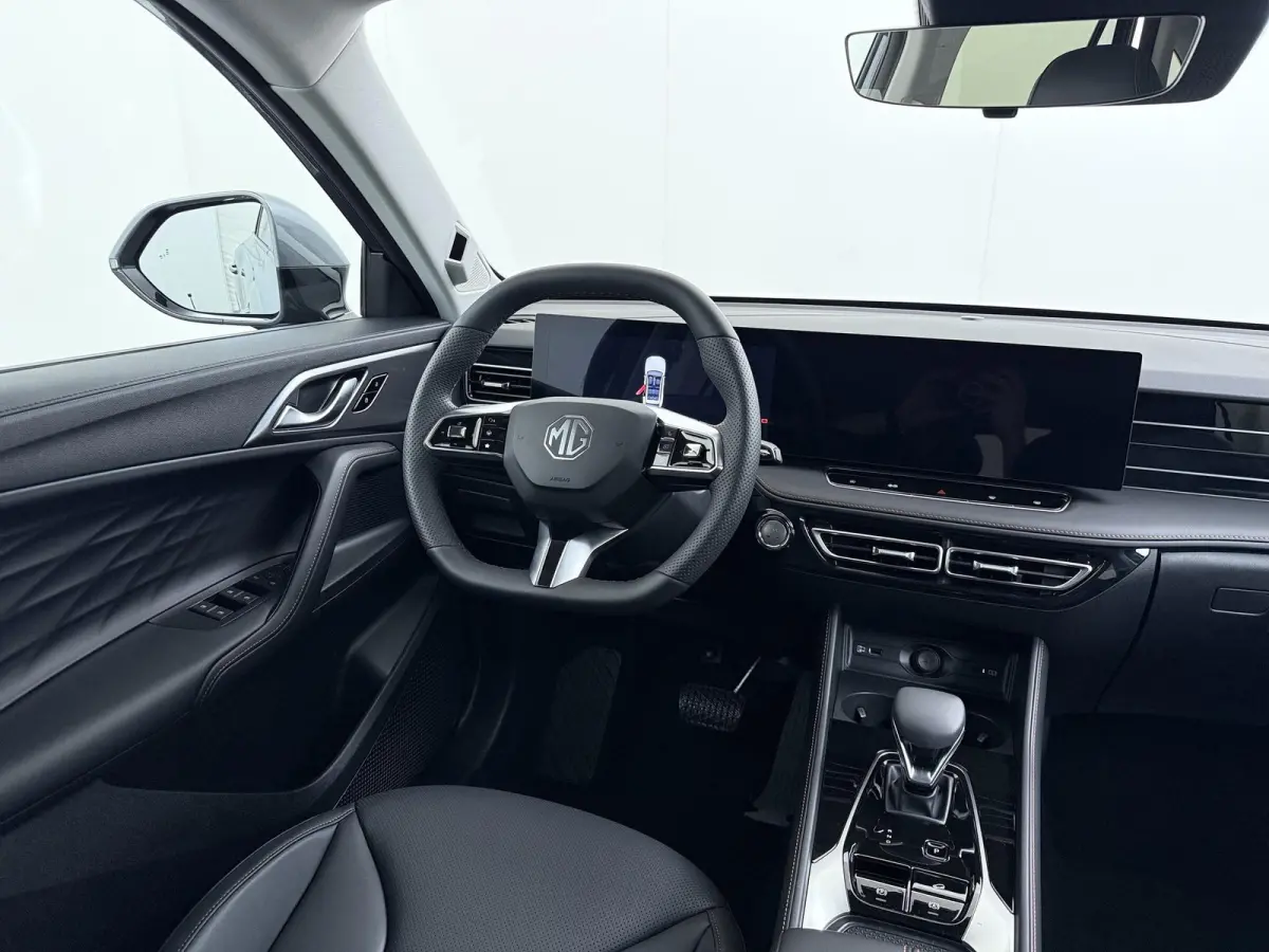 1.5 TGDI Luxury VAN: 39.900,- VOOR: 33.330,- UW HERFSTVOORDEEL: 6.570,- PLUG-IN HYBRIDE | 272PK NIEUWE AUTO | >1.000 KM TOTAAL BEREIK | 1E REGISTRATIE 03-2026 | 360° CAMERA | ELEKTRISCHE AC