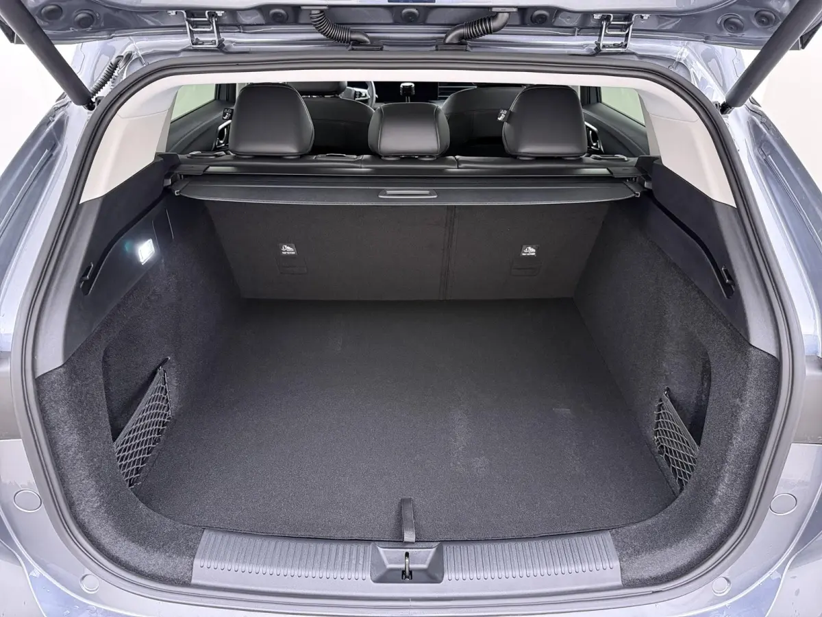 1.5 TGDI Luxury VAN: 39.900,- VOOR: 33.330,- UW HERFSTVOORDEEL: 6.570,- PLUG-IN HYBRIDE | 272PK NIEUWE AUTO | >1.000 KM TOTAAL BEREIK | 1E REGISTRATIE 03-2026 | 360° CAMERA | ELEKTRISCHE AC