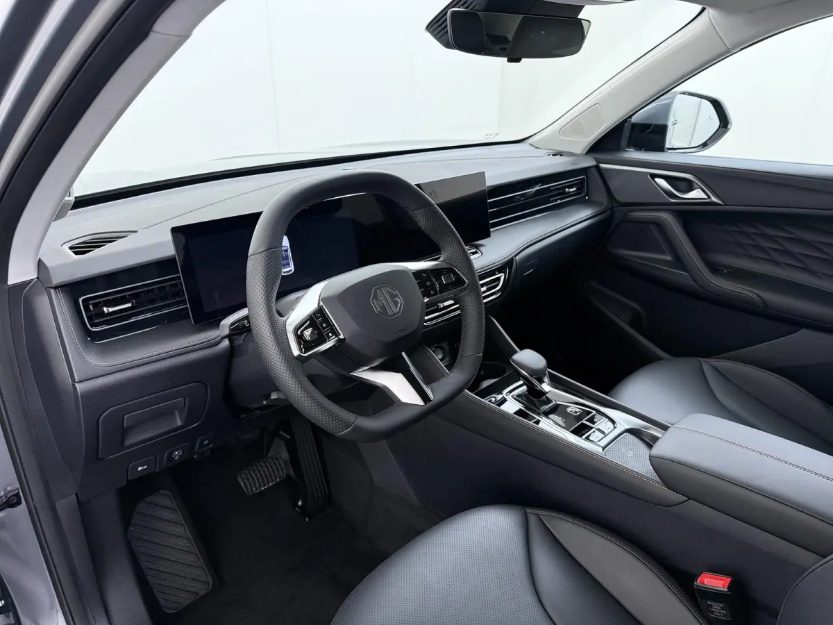 1.5 TGDI Luxury VAN: 39.900,- VOOR: 33.330,- UW HERFSTVOORDEEL: 6.570,- PLUG-IN HYBRIDE | 272PK NIEUWE AUTO | >1.000 KM TOTAAL BEREIK | 1E REGISTRATIE 03-2026 | 360° CAMERA | ELEKTRISCHE AC