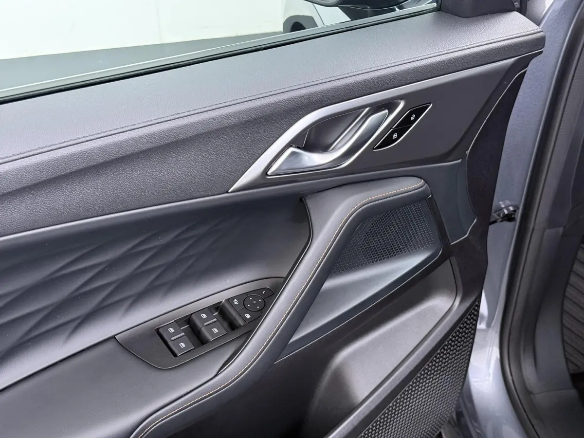 1.5 TGDI Luxury VAN: 39.900,- VOOR: 33.330,- UW HERFSTVOORDEEL: 6.570,- PLUG-IN HYBRIDE | 272PK NIEUWE AUTO | >1.000 KM TOTAAL BEREIK | 1E REGISTRATIE 03-2026 | 360° CAMERA | ELEKTRISCHE AC