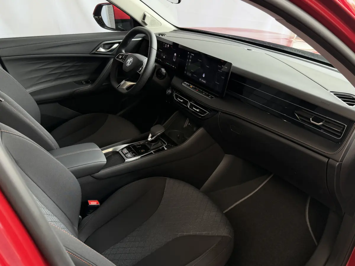 1.5 PLUGIN MET 100KM ELEKTRISCH BEREIK EN ICM MET BRANDSTOF 900KM ACTIERADIUS ELEK.STOEL ELEK.KLEP CAMERA 19" LMV plug-in hybride