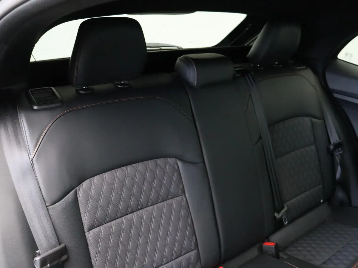 1.5 Luxury | Apple Carplay & Android Auto | Rondomzicht Camera | Stoel en Stuurwielverwarming |
