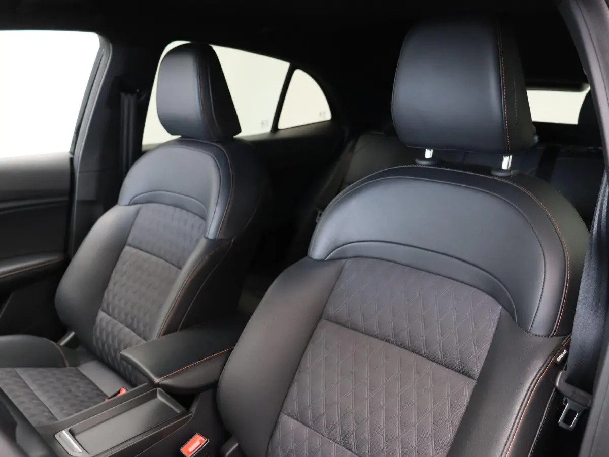 1.5 Luxury | Apple Carplay & Android Auto | Rondomzicht Camera | Stoel en Stuurwielverwarming |