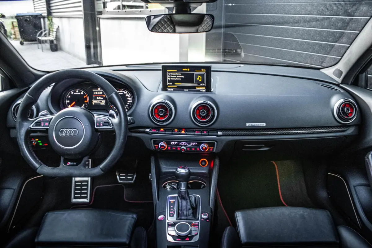 RS3 2.5 TFSI Quattro | PANO | LED | SCHAALSTOELEN | B&O | ROTOR | 5-CILINDER