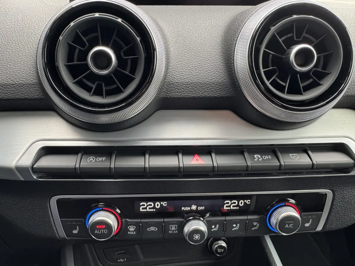 35 TFSI S-line Black Keyless