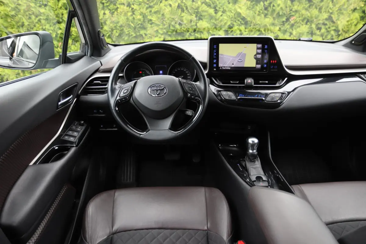 1.8 Hybrid Plus | CarPlay 📱 | Leder 🛋️ | ACC 🚗 | Trekhaak 🔗 | Camera 📸 | Stoel- & Stuurverwarming 🔥