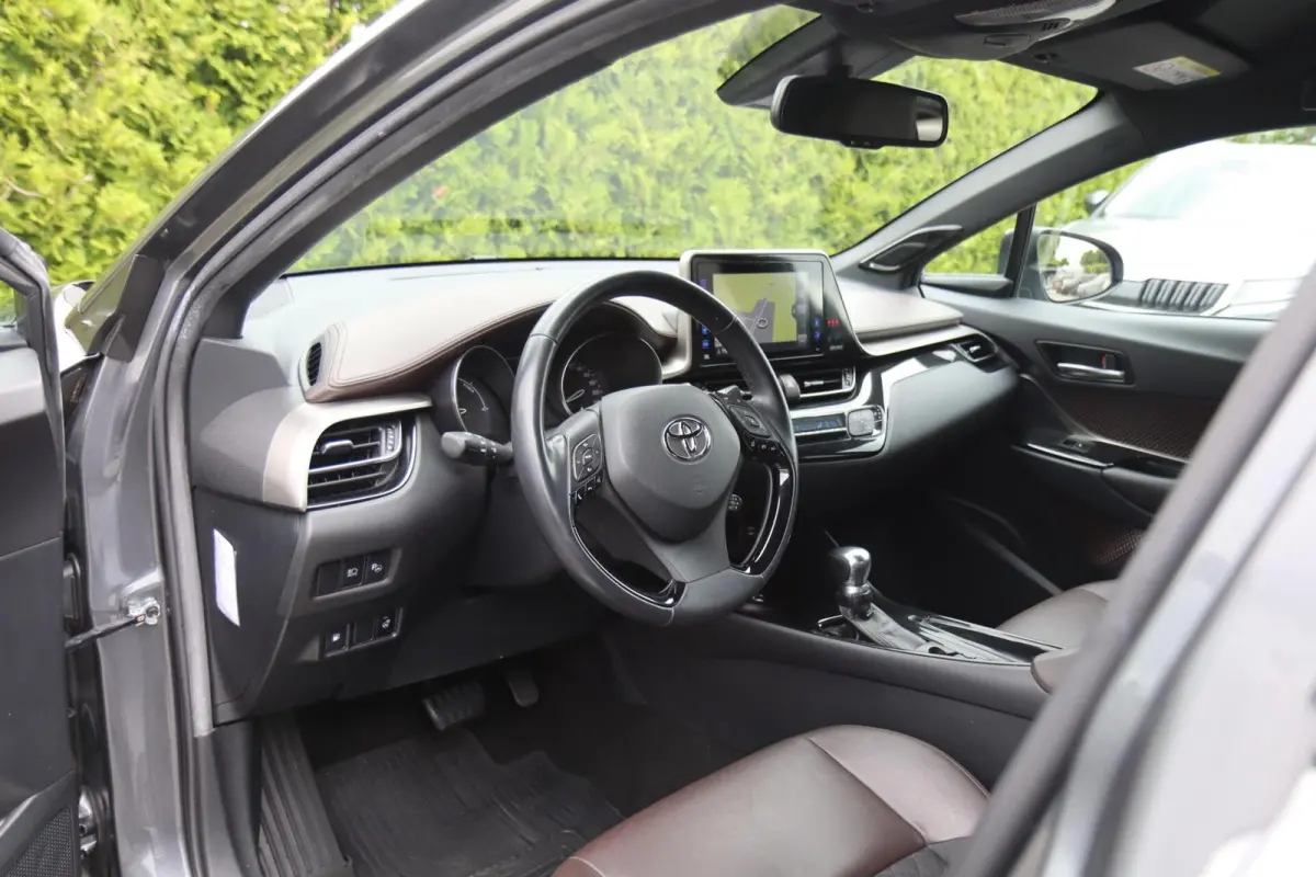 1.8 Hybrid Plus | CarPlay 📱 | Leder 🛋️ | ACC 🚗 | Trekhaak 🔗 | Camera 📸 | Stoel- & Stuurverwarming 🔥