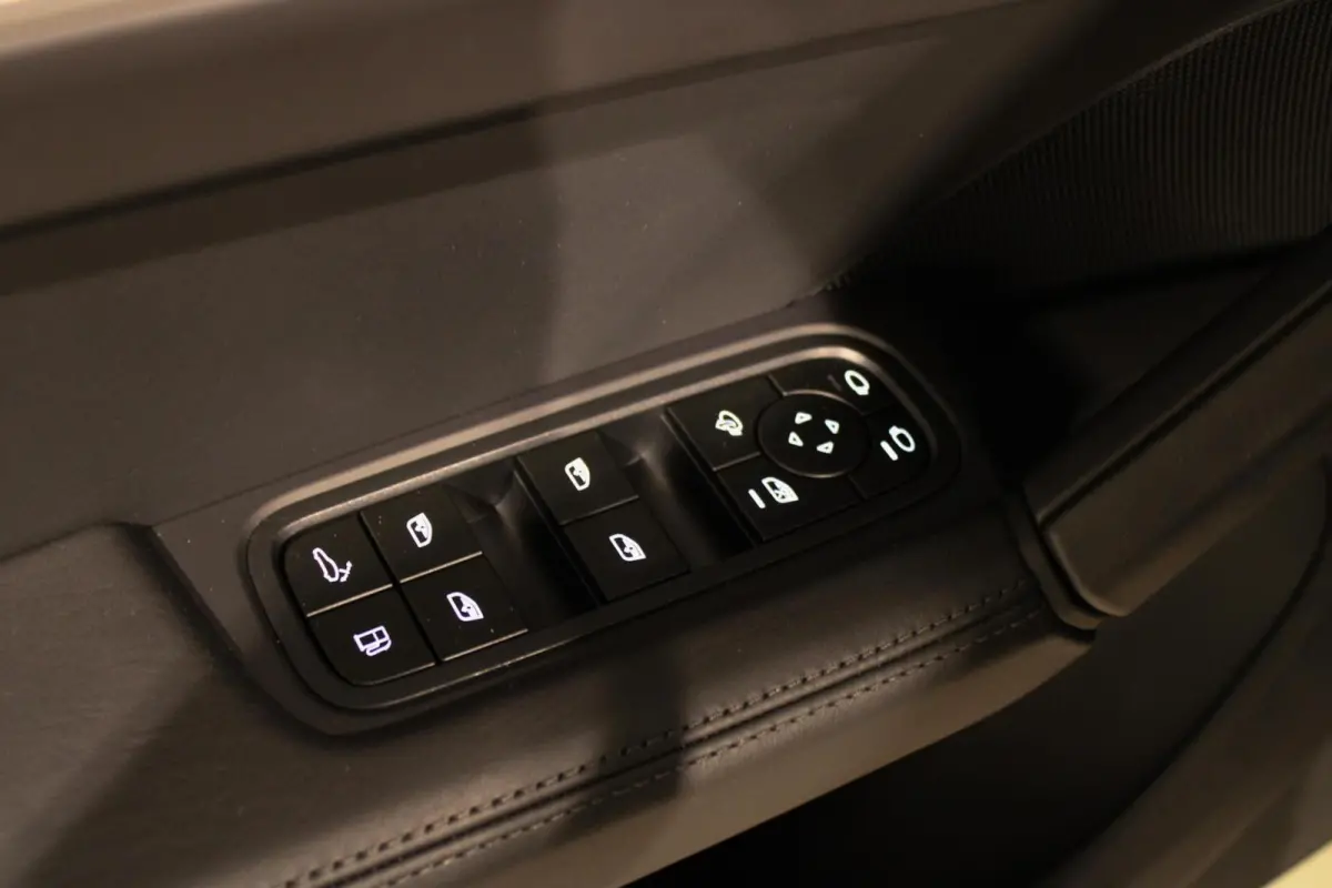 3.0 E-Hybrid Sport Design/Chrono | PANO
