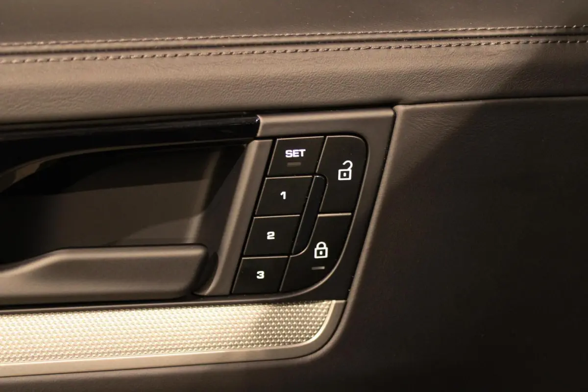 3.0 E-Hybrid Sport Design/Chrono | PANO
