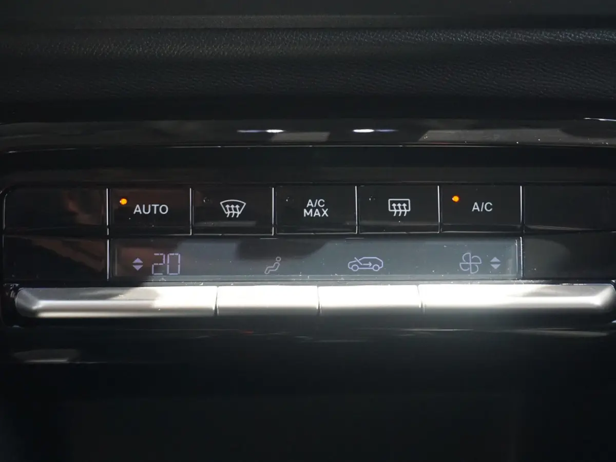 1.2 Hybrid 145pk Plus Climate control