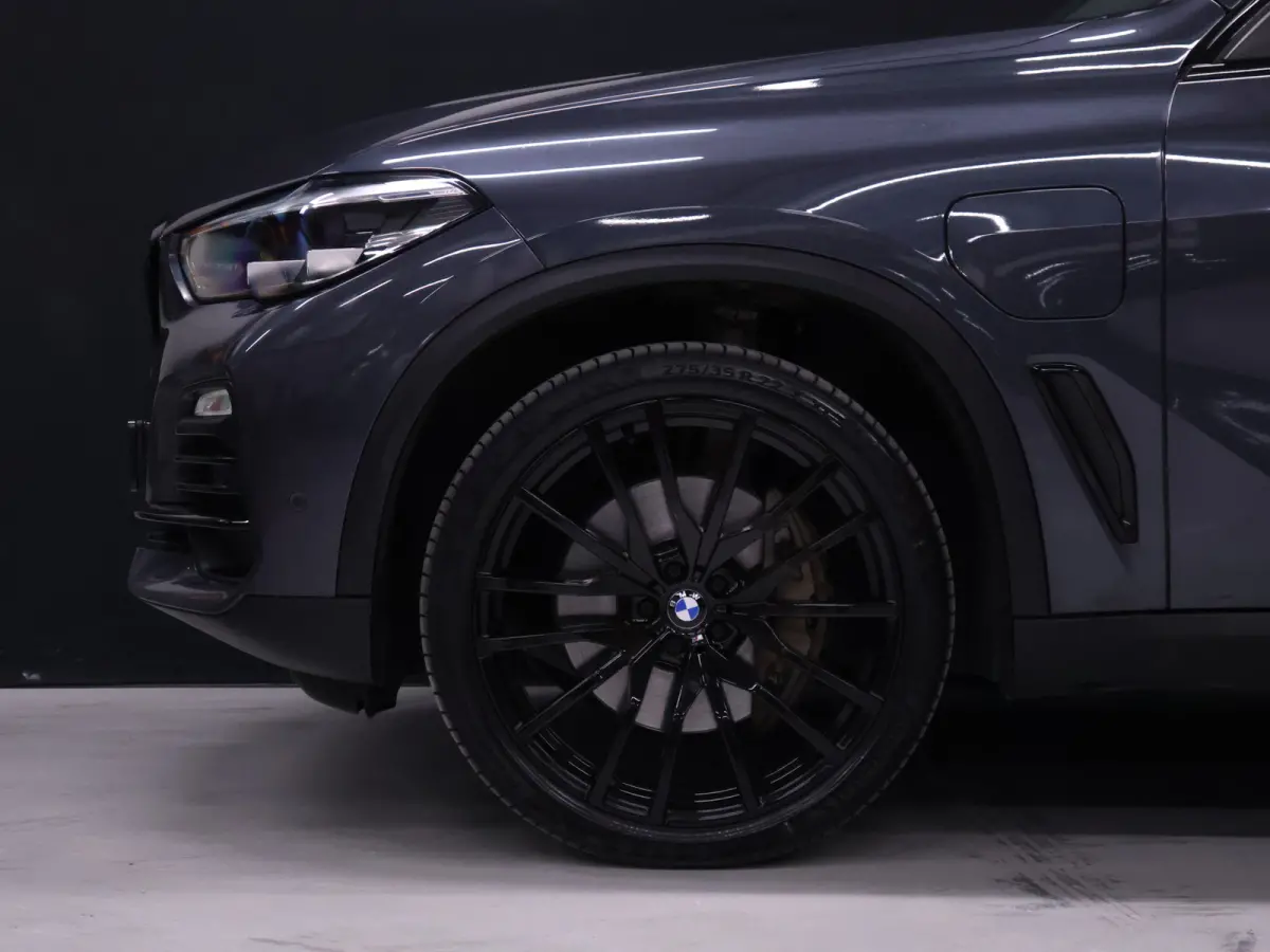 xDrive45e Sport [SOH 97%, PANORAMADAK, HARMAN KARDON, ADAPTIVE CRUISE, SFEERVERLICHTING,  TREKHAAK, LUCHTVERING, APPLE CARPLAY, ANDROID AUTO, MEMORY SEATS, CAMERA, VOL LEDER, NIEUWSTAAT]