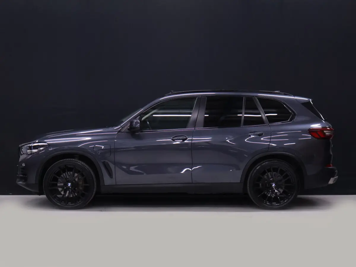 xDrive45e Sport [SOH 97%, PANORAMADAK, HARMAN KARDON, ADAPTIVE CRUISE, SFEERVERLICHTING,  TREKHAAK, LUCHTVERING, APPLE CARPLAY, ANDROID AUTO, MEMORY SEATS, CAMERA, VOL LEDER, NIEUWSTAAT]